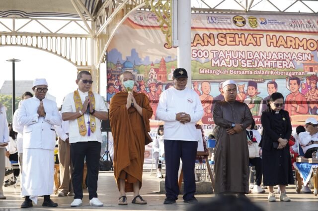 Perwakilan enam agama mengikuti doa bersama dalam rangkaian peringatan Hari Jadi ke-500 Kota Banjarmasin di Halaman Balai Kota Banjarmasin, Minggu (20/9/2026). Foto Dok Istimewa
