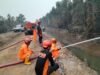 BPBD Banjarmasin Bantu Padamkan Karhutla di Banjar dan Batola Sepanjang September Personel BPBD Kota Banjarmasin melakukan pemadaman karhutla dengan memanfaatkan sumber air di sekitar lokasi kebakaran. Foto Dok Istimewa