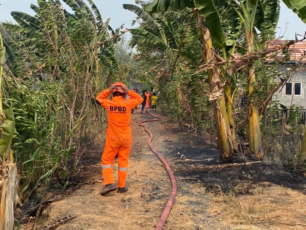 Personel BPBD Kota Banjarmasin bersiap melakukan penanganan kebakaran lahan di kawasan Handil Bakti, Kabupaten Barito Kuala. Foto Dok Istimewa