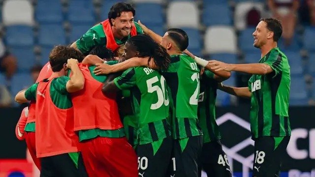 Jay Idzes dan rekan satu tim Sassuolo pada pertandingan kontra Torino pada pekan kedua Liga Italia di Stadion Mapei, Sabtu (29-8-2026). (Dok. X @SassuoloUS)