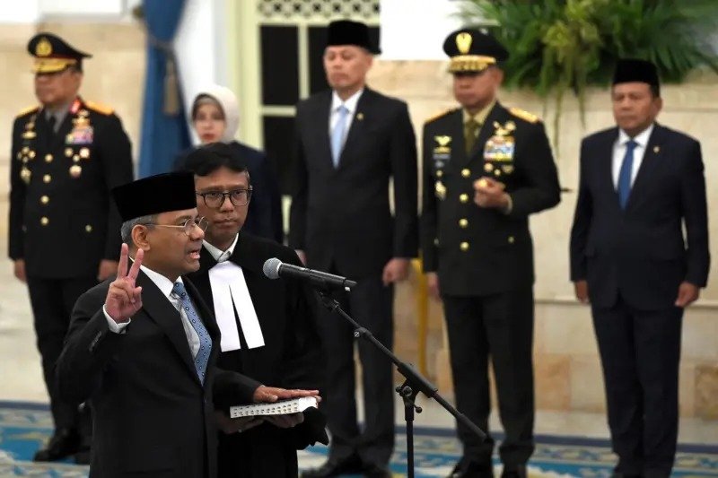 Suahasil Nazara (depan kiri) mengucapkan sumpah jabatan saat dilantik sebagai Menteri Keuangan di Istana Negara, Jakarta, Senin (14/9/2026).