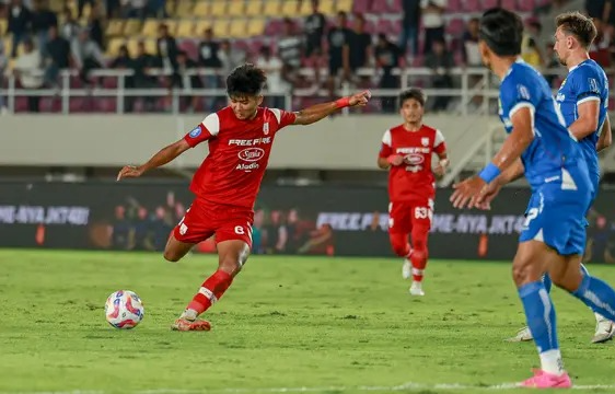 Penyerang Persis Solo, Arkhan Kaka, saat tengah menembak bola ke gawang lawan dalam pertandingan melawan Persib Bandung pada lanjutan BRI Liga 1 2024/2025 di Stadion Manahan, Solo, Minggu (29/12/2024). (Bola.com/Radifa Arsa)