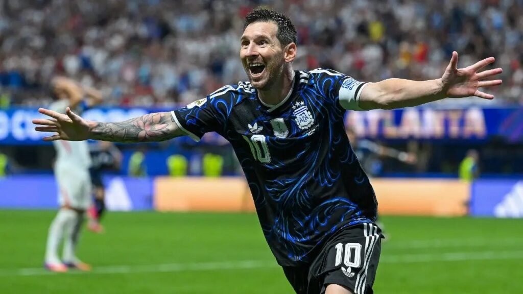Kapten Argentina, Lionel Messi, merayakan gol rekan setimnya, Lautaro Martinez, pada semifinal Piala Dunia 2026 melawan Inggris di Atlanta Stadium, Kamis (16/7/2026). (Shaun Botterill/Getty Images/AFP)