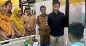 Gibran Tinjau Korban Dugaan Keracunan MBG di Batang, Keamanan Makanan Diminta Jadi Prioritas Gibran Kunjungi Korban Keracunan MBG di Batang. Humas Pemprov Jateng
