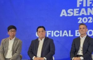 John Herdman Bidik Gelar FIFA ASEAN Cup 2026 Bersama Timnas Indonesia Pelatih timnas Indonesia John Herdman bersama ketua umum PSSI Erick Thohir dan Direktur Utama EMTEK Media saat Jumpa Pers EMTEK Media sebagai Official Broadcaster FIFA ASEAN Cup 2026 (Thomas/Liputan6.com)