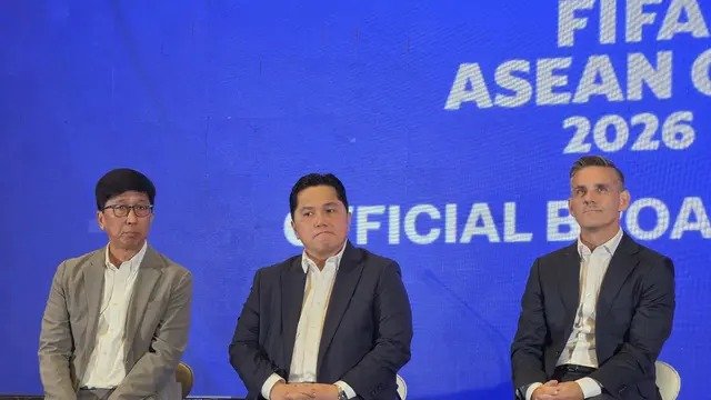 Pelatih timnas Indonesia John Herdman bersama ketua umum PSSI Erick Thohir dan Direktur Utama EMTEK Media saat Jumpa Pers EMTEK Media sebagai Official Broadcaster FIFA ASEAN Cup 2026 (Thomas/Liputan6.com) Pelatih timnas Indonesia John Herdman bersama ketua umum PSSI Erick Thohir dan Direktur Utama EMTEK Media saat Jumpa Pers EMTEK Media sebagai Official Broadcaster FIFA ASEAN Cup 2026 (Thomas/Liputan6.com)