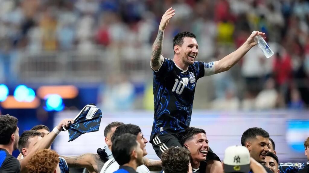 Pemain Argentina Lionel Messi merayakan kemenangan bersama rekan-rekan setimnya di akhir pertandingan semifinal Piala Dunia antara Inggris dan Argentina di Atlanta, Rabu, 15 Juli 2026. (AP Photo/Rebecca Blackwell)