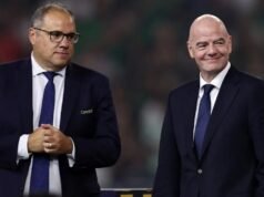 Presiden DFB Kritik Gianni Infantino: “Sistem Ini Harus Diakhiri” Presiden CONCACAF, Victor Montagliani (kiri), dan Presiden FIFA, Gianni Infantino, menyaksikan upacara penyerahan trofi setelah Meksiko mengalahkan Amerika Serikat 2-1 untuk memenangkan Gold Cup CONCACAF 2025 antara Amerika Serikat dan Meksiko di Stadion NRG pada 6 Juli 2025 di Houston, Texas. (Omar Vega/Getty Images/Getty Images via AFP)