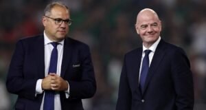 Presiden DFB Kritik Gianni Infantino: “Sistem Ini Harus Diakhiri” Presiden CONCACAF, Victor Montagliani (kiri), dan Presiden FIFA, Gianni Infantino, menyaksikan upacara penyerahan trofi setelah Meksiko mengalahkan Amerika Serikat 2-1 untuk memenangkan Gold Cup CONCACAF 2025 antara Amerika Serikat dan Meksiko di Stadion NRG pada 6 Juli 2025 di Houston, Texas. (Omar Vega/Getty Images/Getty Images via AFP)