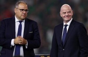 Presiden DFB Kritik Gianni Infantino: “Sistem Ini Harus Diakhiri” Presiden CONCACAF, Victor Montagliani (kiri), dan Presiden FIFA, Gianni Infantino, menyaksikan upacara penyerahan trofi setelah Meksiko mengalahkan Amerika Serikat 2-1 untuk memenangkan Gold Cup CONCACAF 2025 antara Amerika Serikat dan Meksiko di Stadion NRG pada 6 Juli 2025 di Houston, Texas. (Omar Vega/Getty Images/Getty Images via AFP)