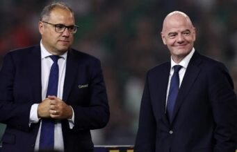 Presiden DFB Kritik Gianni Infantino: “Sistem Ini Harus Diakhiri” Presiden CONCACAF, Victor Montagliani (kiri), dan Presiden FIFA, Gianni Infantino, menyaksikan upacara penyerahan trofi setelah Meksiko mengalahkan Amerika Serikat 2-1 untuk memenangkan Gold Cup CONCACAF 2025 antara Amerika Serikat dan Meksiko di Stadion NRG pada 6 Juli 2025 di Houston, Texas. (Omar Vega/Getty Images/Getty Images via AFP)