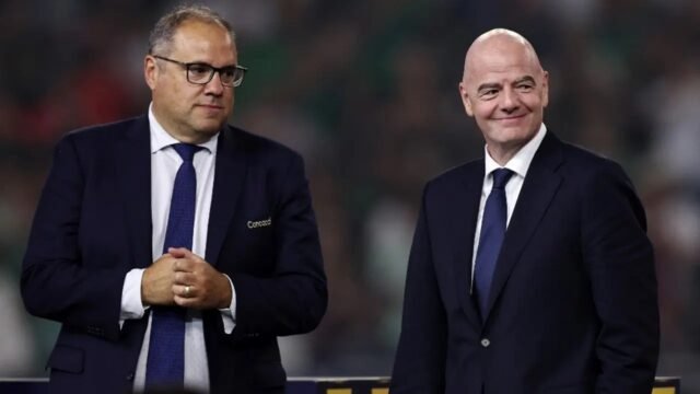 Presiden CONCACAF, Victor Montagliani (kiri), dan Presiden FIFA, Gianni Infantino, menyaksikan upacara penyerahan trofi setelah Meksiko mengalahkan Amerika Serikat 2-1 untuk memenangkan Gold Cup CONCACAF 2025 antara Amerika Serikat dan Meksiko di Stadion NRG pada 6 Juli 2025 di Houston, Texas. (Omar Vega/Getty Images/Getty Images via AFP) Presiden CONCACAF, Victor Montagliani (kiri), dan Presiden FIFA, Gianni Infantino, menyaksikan upacara penyerahan trofi setelah Meksiko mengalahkan Amerika Serikat 2-1 untuk memenangkan Gold Cup CONCACAF 2025 antara Amerika Serikat dan Meksiko di Stadion NRG pada 6 Juli 2025 di Houston, Texas. (Omar Vega/Getty Images/Getty Images via AFP)
