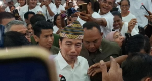 Jokowi Bermalam di Tenda Pengungsian Korban Gempa NTT Presiden ke-7 RI, Joko Widodo (Jokowi) mengunjungi masyarakat terdampak gempa di Kabupaten Sikka, Nusa Tenggara Timur, pada Rabu (16/9) kemarin. (CNN Indonesia/Elly)