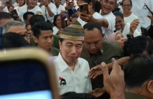 Jokowi Bermalam di Tenda Pengungsian Korban Gempa NTT Presiden ke-7 RI, Joko Widodo (Jokowi) mengunjungi masyarakat terdampak gempa di Kabupaten Sikka, Nusa Tenggara Timur, pada Rabu (16/9) kemarin. (CNN Indonesia/Elly)
