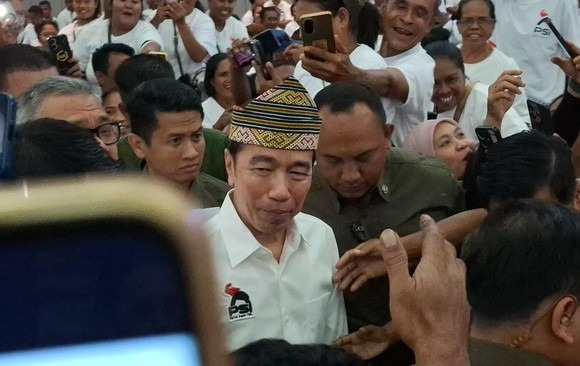 Presiden ke-7 RI, Joko Widodo (Jokowi) mengunjungi masyarakat terdampak gempa di Kabupaten Sikka, Nusa Tenggara Timur, pada Rabu (16/9) kemarin. (CNN Indonesia/Elly) Presiden ke-7 RI, Joko Widodo (Jokowi) mengunjungi masyarakat terdampak gempa di Kabupaten Sikka, Nusa Tenggara Timur, pada Rabu (16/9) kemarin. (CNN Indonesia/Elly)