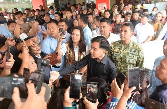Gibran Soroti Video Pegawai SPPG Bantul yang Diduga Ejek Korban Keracunan MBG Wapres Gibran menyentil keras aksi karyawan SPPG di Bantul yang mengejek korban keracunan Makan Bergizi Gratis (MBG). CNN Indonesia/ Farida Noris
