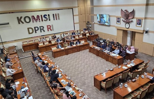 DPR Sudah Serap Aspirasi Hampir 60 Pihak dalam Penyusunan RUU Perampasan Aset Ilustrasi. Suasana rapat di Komisi III DPR beberapa waktu lalu. (CNN Indonesia/Thohirin)