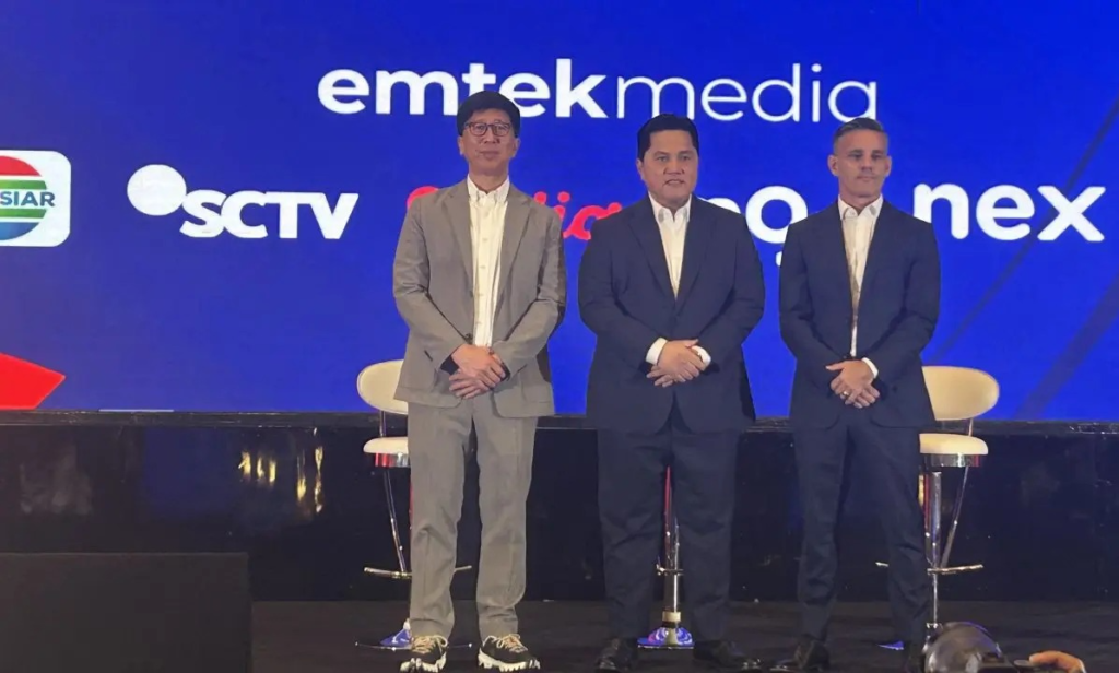 Ketua Umum PSSI, Erick Thohir (tengah) diapit oleh CEO Surya Citra Media, Sutanto Hartono (kiri), dan pelatih Timnas Indonesia (kanan), John Herdman, dalam konferensi pers Emtek Group sebagai official broadcaster FIFA ASEAN Cup 2026, Senin (14/9/2026). (Bola.com/Muhammad Adi Yaksa)