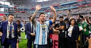 Lionel Messi Resmi Pensiun dari Timnas Argentina, Tinggalkan 207 Caps dan Segudang Rekor Pemain Argentina Lionel Messi meninggalkan lapangan setelah laga Grup J Piala Dunia 2026 antara Argentina vs Austria di Arlington, Texas, dekat Dallas, Senin, 22 Juni 2026. (AP Photo/Tony Gutierrez)