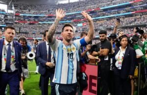 Lionel Messi Resmi Pensiun dari Timnas Argentina, Tinggalkan 207 Caps dan Segudang Rekor Pemain Argentina Lionel Messi meninggalkan lapangan setelah laga Grup J Piala Dunia 2026 antara Argentina vs Austria di Arlington, Texas, dekat Dallas, Senin, 22 Juni 2026. (AP Photo/Tony Gutierrez)