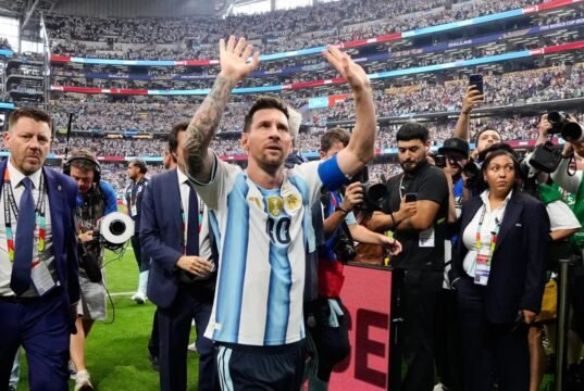 Lionel Messi Resmi Pensiun dari Timnas Argentina, Tinggalkan 207 Caps dan Segudang Rekor Pemain Argentina Lionel Messi meninggalkan lapangan setelah laga Grup J Piala Dunia 2026 antara Argentina vs Austria di Arlington, Texas, dekat Dallas, Senin, 22 Juni 2026. (AP Photo/Tony Gutierrez)