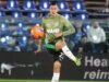 Jay Idzes Disorot saat Sassuolo Kalahkan Juventus: Solid Bertahan dan Berani Dribel Bek Sassuolo, Jay Idzes, melakukan pemanasan jelang melawan Como, Sabtu (29-11-2025) dini hari WIB, dalam laga pekan ke-13 Serie A 2025/26. (Dok X @SassuoloUS)