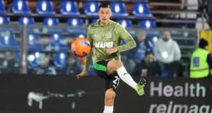 Jay Idzes Disorot saat Sassuolo Kalahkan Juventus: Solid Bertahan dan Berani Dribel Bek Sassuolo, Jay Idzes, melakukan pemanasan jelang melawan Como, Sabtu (29-11-2025) dini hari WIB, dalam laga pekan ke-13 Serie A 2025/26. (Dok X @SassuoloUS)