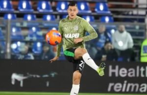Jay Idzes Disorot saat Sassuolo Kalahkan Juventus: Solid Bertahan dan Berani Dribel Bek Sassuolo, Jay Idzes, melakukan pemanasan jelang melawan Como, Sabtu (29-11-2025) dini hari WIB, dalam laga pekan ke-13 Serie A 2025/26. (Dok X @SassuoloUS)