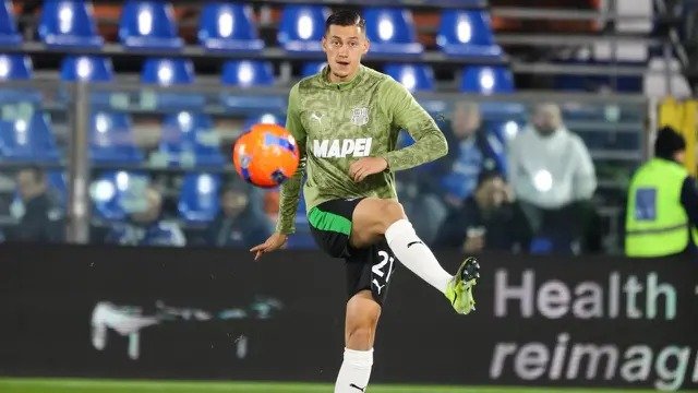 Bek Sassuolo, Jay Idzes, melakukan pemanasan jelang melawan Como, Sabtu (29-11-2025) dini hari WIB, dalam laga pekan ke-13 Serie A 2025/26. (Dok X @SassuoloUS) Bek Sassuolo, Jay Idzes, melakukan pemanasan jelang melawan Como, Sabtu (29-11-2025) dini hari WIB, dalam laga pekan ke-13 Serie A 2025/26. (Dok X @SassuoloUS)