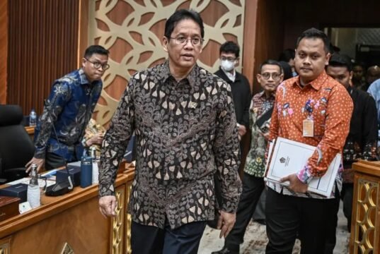 Prabowo Resmi Ganti Purbaya dengan Suahasil Nazara sebagai Menkeu Mantan Menteri Keuangan Purbaya Yudhi Sadewa (kedua kiri) tiba untuk mengikuti rapat kerja dengan Badan Anggaran (Banggar) DPR di Kompleks Parlemen, Jakarta, Senin (07/09).