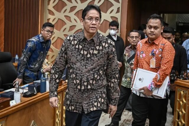 Mantan Menteri Keuangan Purbaya Yudhi Sadewa (kedua kiri) tiba untuk mengikuti rapat kerja dengan Badan Anggaran (Banggar) DPR di Kompleks Parlemen, Jakarta, Senin (07/09).