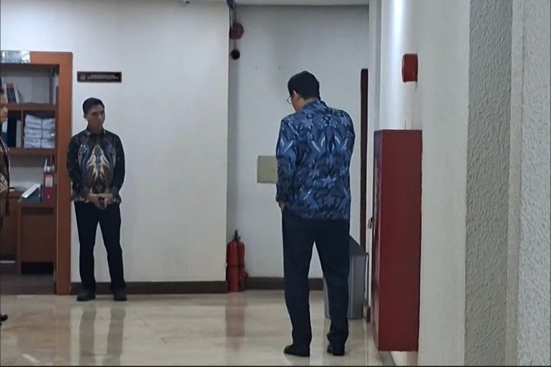 Menteri Keuangan Purbaya Yudhi Sadewa menerima telepon di DPR RI pada Senin (14/9/2026).