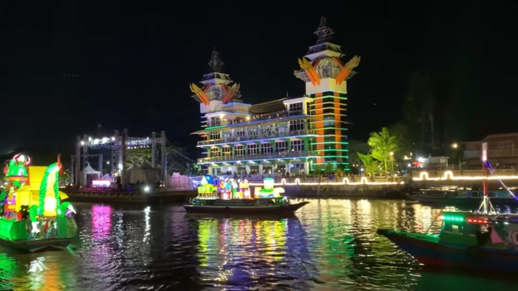 Hari Jadi ke-499 Kota Banjarmasin 2025, Kemilau Jukung Hias Tanglong di Sungai Martapura pada Malam Hari. Foto Dok Istimewa