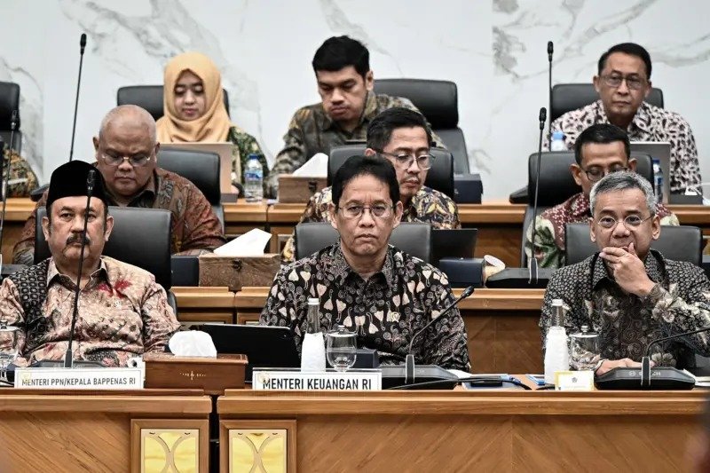 Sebelum dilantik sebagai menkeu yang baru, Suahasil Nazara (kanan) mengikuti rapat kerja dengan Badan Anggaran (Banggar) DPR di Kompleks Parlemen, Jakarta, Senin (07/09), mendampingi Menteri Keuangan Purbaya Yudhi Sadewa (tengah)