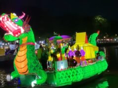Festival Jukung Hias Tanglong 2026 Digelar 25–26 September, Sungai Martapura Bersiap Gemerlap Hari Jadi ke-499 Kota Banjarmasin 2025, Jukung Hias Berbentuk Naga Semarakkan Sungai Martapura. Foto Dok Istimewa