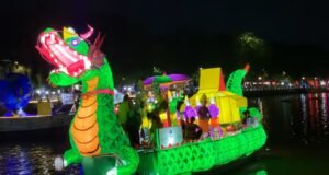 Festival Jukung Hias Tanglong 2026 Digelar 25–26 September, Sungai Martapura Bersiap Gemerlap Hari Jadi ke-499 Kota Banjarmasin 2025, Jukung Hias Berbentuk Naga Semarakkan Sungai Martapura. Foto Dok Istimewa