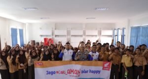 Trio Motor Edukasi Safety Riding di SMK Bina Banua Banjarmasin, Perkuat Kesadaran #Cari_Aman Trio Motor Edukasi Safety Riding di SMK Bina Banua Banjarmasin, Perkuat Kesadaran #Cari_Aman