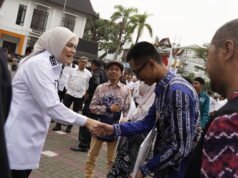 Ananda Ajak Pemuda Banjarmasin Aktif Atasi Persoalan Sampah hingga Karhutla Wakil Wali Kota Banjarmasin Hj. Ananda bersalaman dengan peserta dalam rangkaian kegiatan peringatan Hari Sumpah Pemuda ke-98 di Balai Kota Banjarmasin. Foto Dok Istimewa