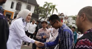 Ananda Ajak Pemuda Banjarmasin Aktif Atasi Persoalan Sampah hingga Karhutla Wakil Wali Kota Banjarmasin Hj. Ananda bersalaman dengan peserta dalam rangkaian kegiatan peringatan Hari Sumpah Pemuda ke-98 di Balai Kota Banjarmasin. Foto Dok Istimewa