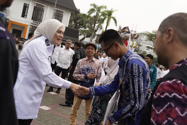 Wakil Wali Kota Banjarmasin Hj. Ananda bersalaman dengan peserta dalam rangkaian kegiatan peringatan Hari Sumpah Pemuda ke-98 di Balai Kota Banjarmasin. Foto Dok Istimewa