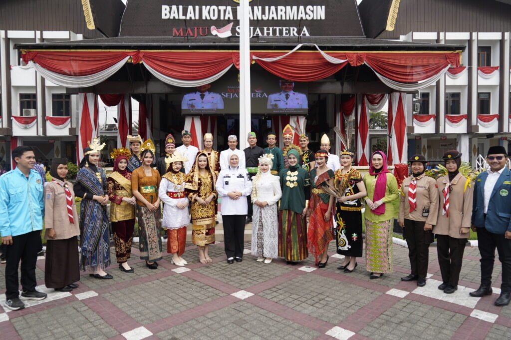 Peserta mengenakan beragam pakaian adat dalam kegiatan peringatan Hari Sumpah Pemuda ke-98 Tahun 2026 di halaman Balai Kota Banjarmasin. Foto Dok istimewa