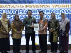 Pemkot Banjarmasin Evaluasi Pengelolaan Arsip, Seluruh SKPD Diminta Tindaklanjuti Hasil Pengawasan Perwakilan Pemerintah Kota Banjarmasin bersama sejumlah peserta berfoto sambil memperlihatkan dokumen dalam rangkaian Workshop Tindak Lanjut Hasil Pengawasan Kearsipan. Foto Dok Istimewa