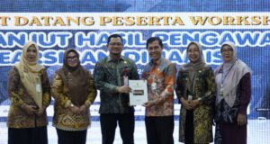 Pemkot Banjarmasin Evaluasi Pengelolaan Arsip, Seluruh SKPD Diminta Tindaklanjuti Hasil Pengawasan Perwakilan Pemerintah Kota Banjarmasin bersama sejumlah peserta berfoto sambil memperlihatkan dokumen dalam rangkaian Workshop Tindak Lanjut Hasil Pengawasan Kearsipan. Foto Dok Istimewa
