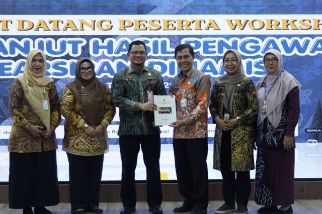 Perwakilan Pemerintah Kota Banjarmasin bersama sejumlah peserta berfoto sambil memperlihatkan dokumen dalam rangkaian Workshop Tindak Lanjut Hasil Pengawasan Kearsipan. Foto Dok Istimewa Perwakilan Pemerintah Kota Banjarmasin bersama sejumlah peserta berfoto sambil memperlihatkan dokumen dalam rangkaian Workshop Tindak Lanjut Hasil Pengawasan Kearsipan. Foto Dok Istimewa