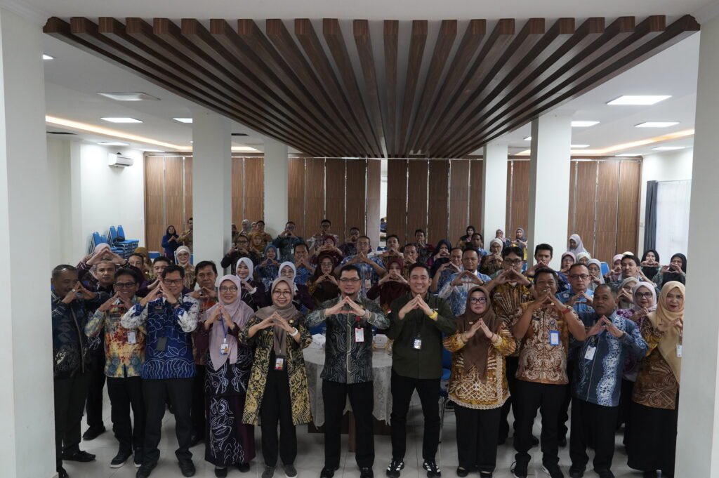 Peserta Workshop Tindak Lanjut Hasil Pengawasan Kearsipan berfoto bersama usai mengikuti kegiatan yang digelar Pemerintah Kota Banjarmasin untuk meningkatkan kualitas pengelolaan arsip di lingkungan perangkat daerah. Foto Dok istimewa
