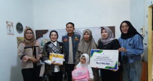 Bunda PAUD Banjarmasin Salurkan Tabungan Pendidikan Rp5 Juta untuk Anak Guru Honorer yang Wafat Bunda PAUD Banjarmasin Salurkan Tabungan Pendidikan Rp5 Juta untuk Anak Guru Honorer yang Wafat. Foto Dok Istimewa