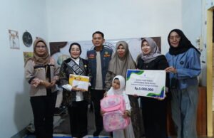 Bunda PAUD Banjarmasin Salurkan Tabungan Pendidikan Rp5 Juta untuk Anak Guru Honorer yang Wafat Bunda PAUD Banjarmasin Salurkan Tabungan Pendidikan Rp5 Juta untuk Anak Guru Honorer yang Wafat. Foto Dok Istimewa