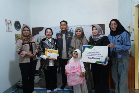 Bunda PAUD Banjarmasin Salurkan Tabungan Pendidikan Rp5 Juta untuk Anak Guru Honorer yang Wafat Bunda PAUD Banjarmasin Salurkan Tabungan Pendidikan Rp5 Juta untuk Anak Guru Honorer yang Wafat. Foto Dok Istimewa