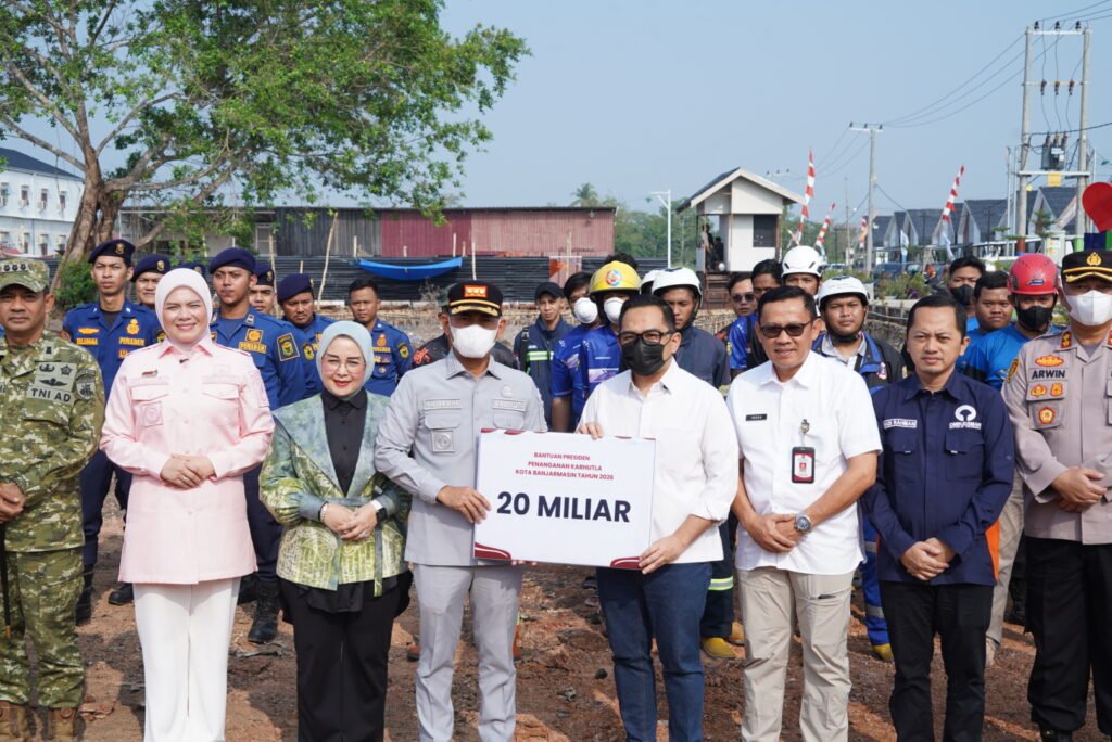 Penyerahan bantuan Presiden Republik Indonesia sebesar Rp20 miliar secara simbolis kepada Pemerintah Kota Banjarmasin untuk mendukung penanganan dan mitigasi karhutla. Foto Dok Istimewa