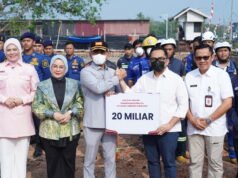 Banjarmasin Terima Bantuan Rp20 Miliar untuk Penanganan Karhutla, Distribusi Diminta Tepat Sasaran Ketua Komisi II DPR RI, M. Rifqinizamy Karsayuda bersama Wali Kota Banjarmasin, H.M. Yamin HR dan jajaran terkait dalam penyerahan simbolis bantuan Rp20 miliar untuk penanganan karhutla di Kota Banjarmasin. Foto Dok istimewa